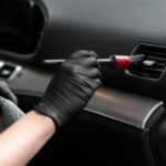 Automobilio interjero valymas profesionaliu cheminiu būdu, švarios sėdynės ir salonas.