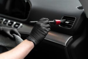 Automobilio interjero valymas profesionaliu cheminiu būdu, švarios sėdynės ir salonas.