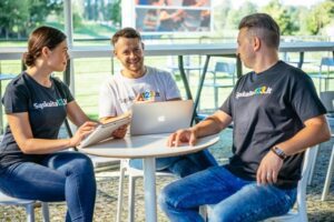 Freelanceris dirba prie nešiojamojo kompiuterio, skaičiuoja valandinį įkainį ir tvarko finansus.