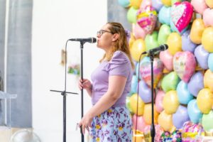 Renginių vedėjas koordinuoja užkulisius kartu su technine komanda ir organizatoriais